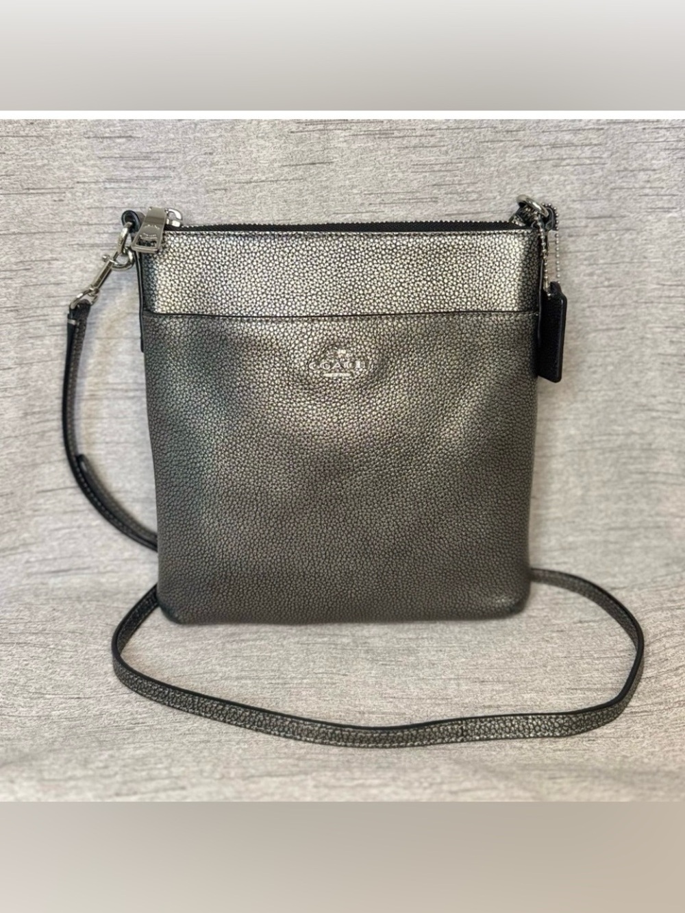 Coach Messenger
Crossbody in a Gunmetal Polished Pebble Leather-Aprox 8"x8"
